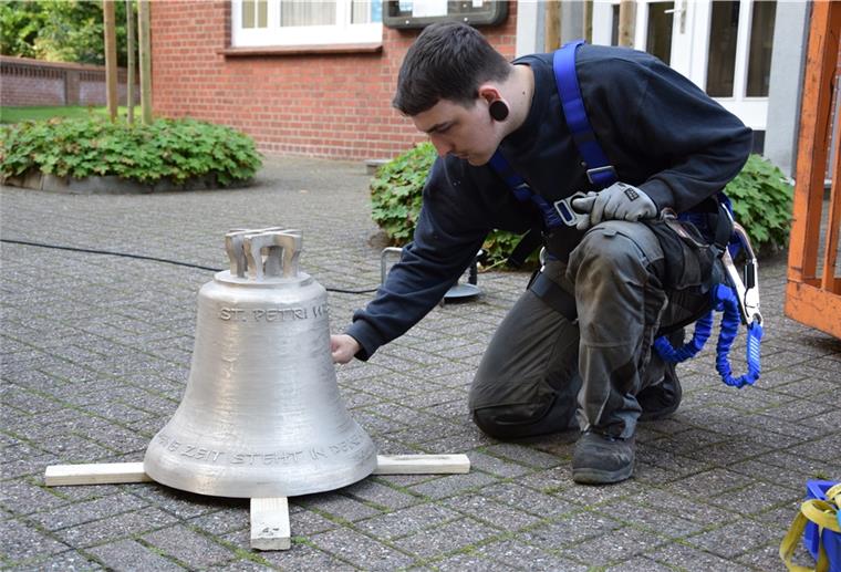 Neue Stundenglocke für Wilstedter Kirche Vorbereitung am Boden: Servicetechniker Johannes Buse an der 72 Kilogramm schweren, 47,5 Zentimeter breiten und 49 Zentimeter hohen Stundenglocke für die Wilstedter Kirche.