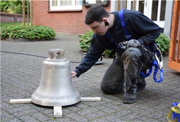 Vorbereitung am Boden: Servicetechniker Johannes Buse an der 72 Kilogramm schweren, 47,5 Zentimeter breiten und 49 Zentimeter hohen Stundenglocke für die Wilstedter Kirche.
