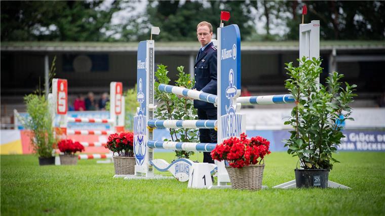Elmloher Reitertage 2023 - Donnerstag. Im Bild: Vorbereitung des Springplatzes.