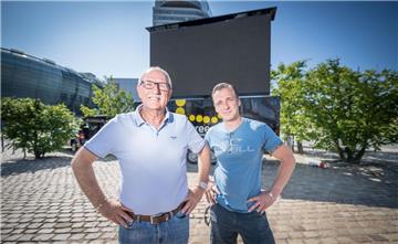 Vorbereitung zum Public Viewing am Neuen Hafen. Bernhard Venhofen (links) und „Lloyds“-Inhaber John Da Silva hoffen, dass die deutsche Elf es bis ins Finale schafft.