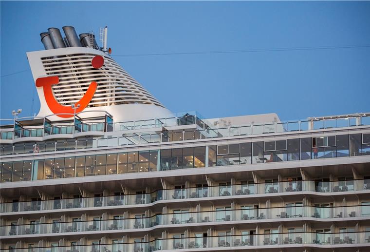 Vorbereitungen für eine Rückkehr: Das Kreuzfahrtschiff „Mein Schiff 6" wird nach Rostock zur „Mein Schiff 4“ fahren.