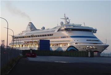 Kreuzfahrtschiff "AIDAaura" liegt am Nordende der Columbuskaje