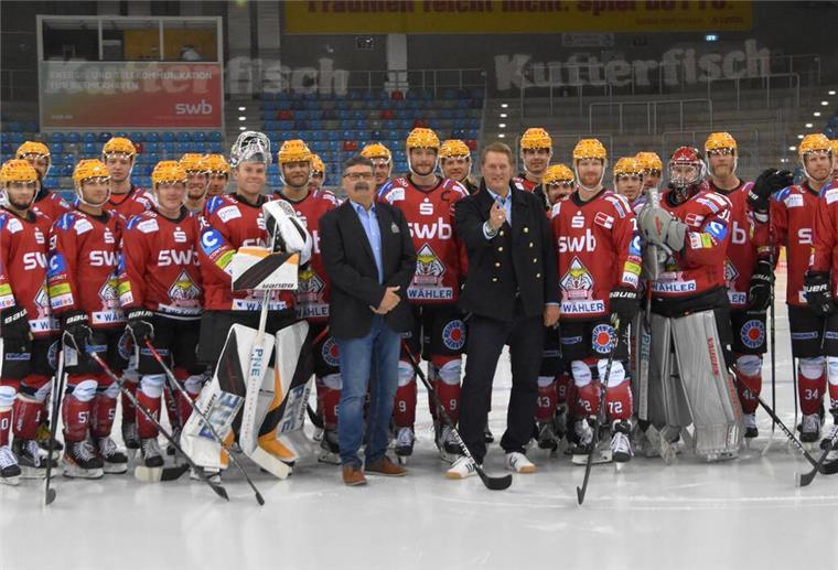Fischtown Pinguins 2022/23 mit Teammanager Alfred Prey und Nordic CAMPUS-Geschäftsführer Dr. Torben Möller. 