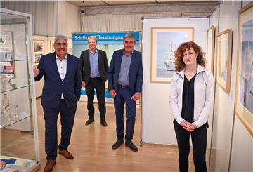 „Vorfreude auf die Sail 2021“: Oberbürgermeister Melf Grantz (von links), Dr. Ralf Meyer, Geschäftsführer der Erlebnis Bremerhaven, Fotograf Wolfhard Scheer und Museumsdirektorin Dr. Anja Benscheidt in der neuen Sonderausstellung.