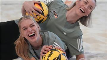 Vorfreude auf Neues: Das Beach-Volleyball-Duo Louisa Lippmann (r) und Linda Bock.