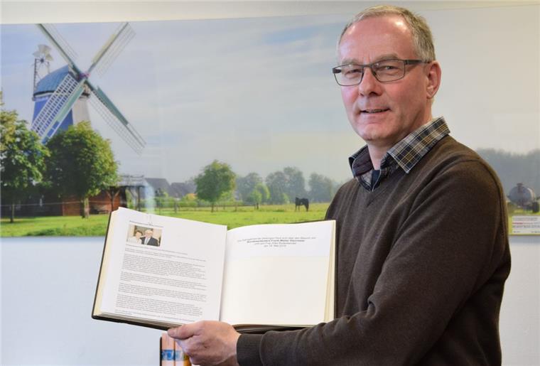 Vorfreude: Samtgemeinde-Bürgermeister Gerhard Kahrs zeigt das Goldene Buch, in das sich Bundespräsident Frank-Walter Steinmeier am Montag im Rathaus in Selsingen eintragen wird. Zuvor besucht das Staatsoberhaupt die Kaserne in Seedorf. 