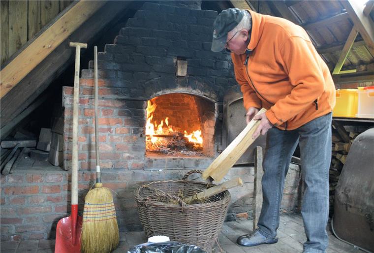 Mühlengarten in Bad Bederkesa: Ab Freitag gibt's wieder Butterkuchen Vorheizen muss sein, um den Winter aus dem Steinbackofen zu vertreiben. Das Feuer knistert munter, und Gerhard Lohse legt noch einige Hölzer nach.