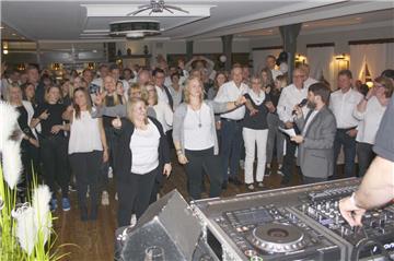 Vorm DJ-Pult legten die Sportler des TSV Timke, in Vereinsfarben gekleidet, eine Performance zu dem Hit "Black Or White" hin.