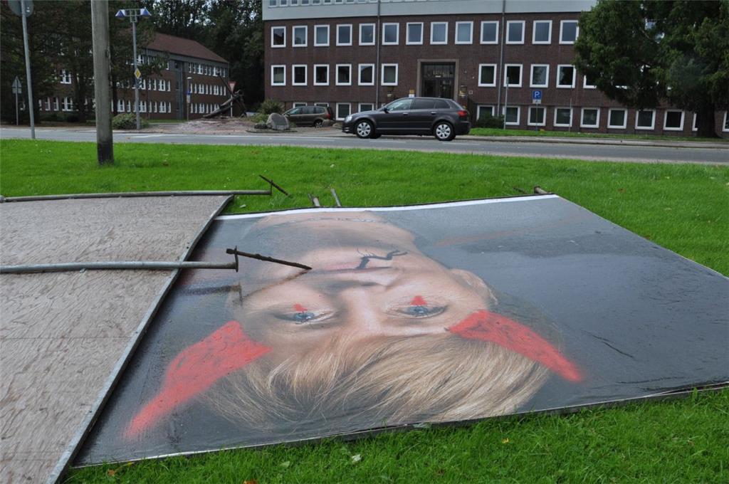 Vorm Nordenhamer Rathaus sind die Wahlplakate umgestürzt. Foto Heilscher