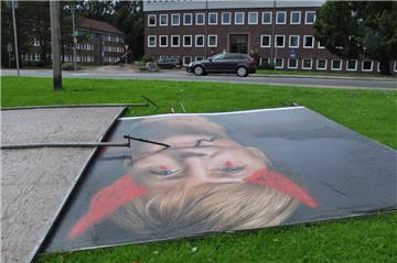 Vorm Nordenhamer Rathaus sind die Wahlplakate umgestürzt. Foto Heilscher