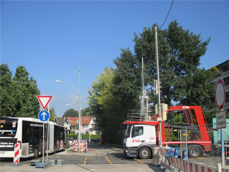 Cherbourger Straße: Ampel führt zu Chaos auf der Baustellen-Kreuzung Vorne Grün, dahinter Rot: Dazwischen stauen sich Autos und Busse und blockieren die Cherbourger Straße. Die Ampel ist ein Problem.