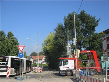 Vorne Grün, dahinter Rot: Dazwischen stauen sich Autos und Busse und blockieren die Cherbourger Straße. Die Ampel ist ein Problem.