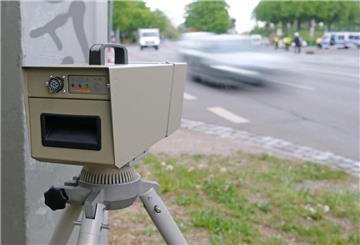 Die Kamera einer Geschwindigkeitsmesseinrichtung während einer Verkehrskontrolle. 