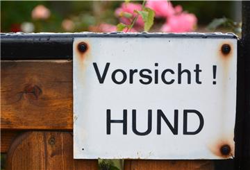 „Vorsicht! Hund“ steht an einem Gartenzaun. Der Halter ist trotzdem verantwortlich für sein Tier.