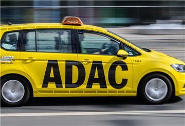 Ein ADAC-Auto fährt über eine Straße. 