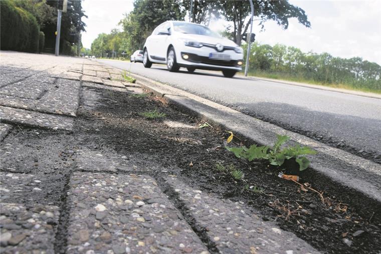 Vorsicht, Stolpergefahr: Für Ausbesserungsarbeiten an der Ostseite des Mittelwegs stellt die Stadt 70 .040 Euro bereit.  