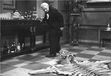 Vorsicht Tigerkopf! Freddie Frinton wird an Silvester in "Dinner for One" als Diener James wieder Massen an Fernsehzuschauern zum Lachen bringen.