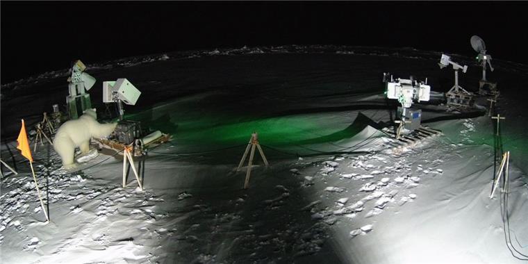 Vorsichtig erkundet ein Eisbär kurz nach Mitternacht die Mess-Station der "Polarstern". 