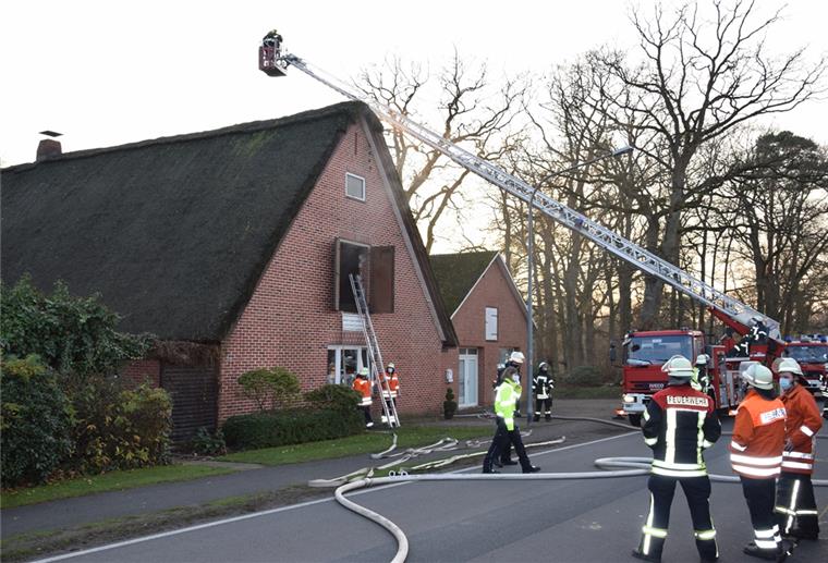 Kabel-Brand führt zu Großeinsatz der Feuerwehr in Weertzen Vorsorglich war die Zevener Feuerwehr mit der großen Drehleiter angerückt.