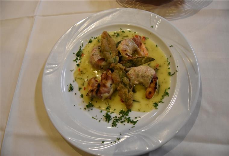 Vorspeise: gegrillte Gambas im Speckmantel mit Salbeiblättern