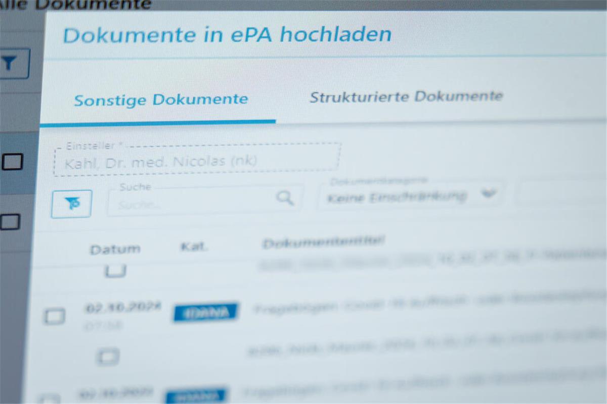 Digitale Gesundheitswende: Millionen bekommen E-Akte – außer sie sagen Nein Ein Hausarzt lädt in seiner Praxis Dokumente in eine elektronische Patientenakte "ePA". Vorteile für Patientinnen und Patienten, Befunde auf einen Blick für die Ärzte: Die elektronische Patientenakte (ePA) kommt Ende des Monats bundesweit. Die Zahl der Widersprüche gegen die Einrichtung einer ePA ist in den vergangenen Wochen leicht gestiegen.