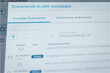 Ein Hausarzt lädt in seiner Praxis Dokumente in eine elektronische Patientenakte "ePA".  Vorteile für Patientinnen und Patienten, Befunde auf einen Blick für die Ärzte: Die elektronische Patientenakte (ePA) kommt Ende des Monats bundesweit. Die Zahl der Widersprüche gegen die Einrichtung einer ePA ist in den vergangenen Wochen leicht gestiegen.