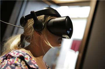 VR-Brillen im Museum - das Auswandererhaus hat untersucht, wie Menschen auf den Einsatz der Technologie reagieren.