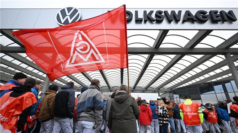 VW-Beschäftigte beteiligen sich im Werk in Zwickau an dem Warnstreik.
