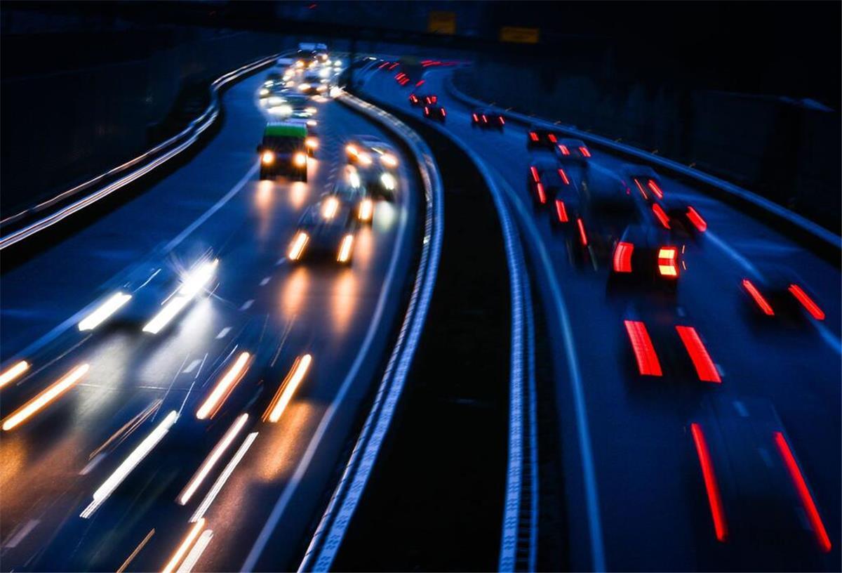 Aus Luxus wird Alltag! Dieser Autohersteller revolutioniert autonomes Fahren Langzeitbelichtung einer Autobahn im Dunkeln.