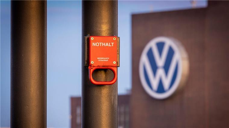 Habeck lädt zu Autogipfel - Sorge um Arbeitsplätze bei VW VW könnte einem Bericht zufolge Zehntausende Stellen abbauen.