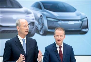 VW-Konzernchef Herbert Diess (rechts) und Aufsichtsratschef Hans Dieter Pötsch auf einer Pressekonferenz. 