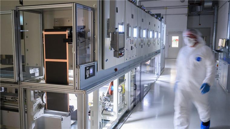 VW-Mitarbeiter stehen in einer Pilotanlage zur Batteriezellenproduktion.