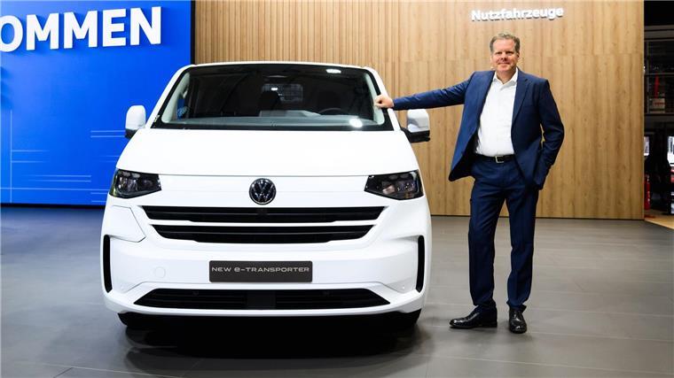 VW Nutzfahrzeuge: Zweites Halbjahr wird herausfordernd VW-Nutzfahrzeuge-Chef Carsten Intra bei der Premiere des neuen Transporters auf der Messe IAA Transportation. Im zweiten Halbjahr rechnet er mit schwächeren Geschäften.