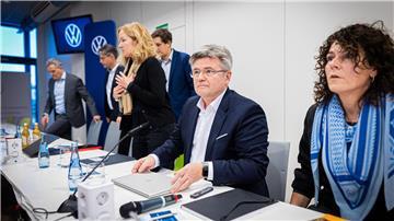 VW-Verhandlungsführer Arne Meiswinkel (2.v.r.) ringt mit der IG Metall um einen Kompromiss im Tarifstreit. (Archivfoto)