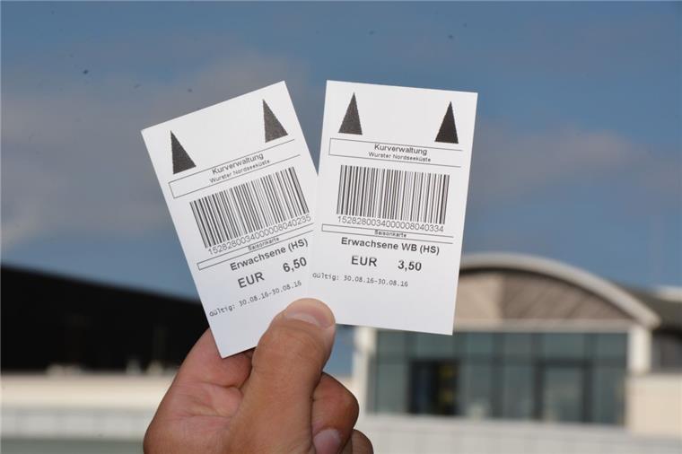 Während auswärtige erwachsene Besucher für eine Tageskarte 6,50 Euro bezahlen müssen, kommen Wurster für 3,50 Euro ins Bad.