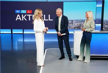 Während der Abendnachrichten überrascht Frauke Ludowig die beiden Moderatoren Peter Kloeppel und Ulrike von der Groeben in ihrer letzten „RTL Aktuell“-Ausgabe.