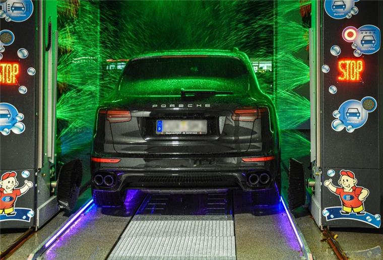Discolicht und Schaumparty - wo Partyfans ihr Auto waschen Waschanlage mit Discolicht