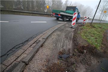 Während der B212-Sperrung im Herbst 2017 wurde diese Ecke kaputtgefahren. Doch die Reparatur zieht sich hin.