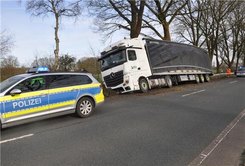 Während der Bergung des Lkw hat die Polizei die Vollsperrung der Bundesstraße veranslasst.
