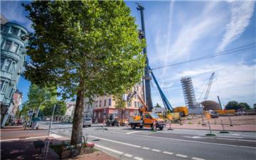 Während der Bohrer auf dem ehemaligen Kistnergelände arbeitet, wird auf der Hafenstraße die neue Ampel aufgestellt.