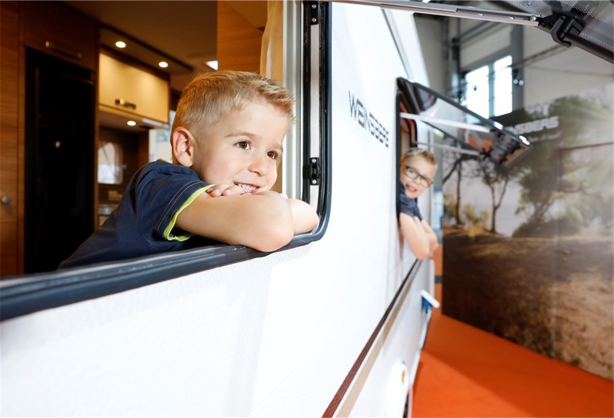 Der Traum vom Wohnmobil: Tipps für Campingneulinge Während der Caravan Salon in Düsseldorf – die weltweit größte Messe rund um Wohnmobile, Caravans und Camper - im vergangenen Jahr nur digital stattfand, können kleine und große Reisefans im August und September wieder zahlreiche Ausstellungsstücke besichtigen und entdecken.