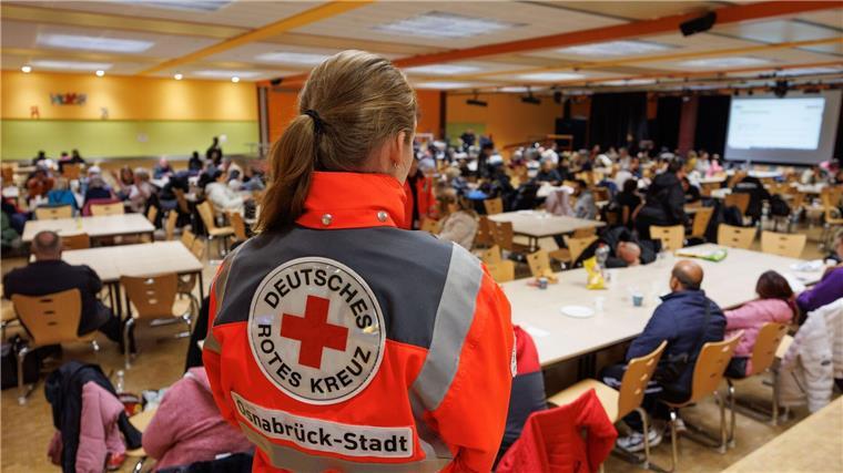 Blindgänger in Osnabrück entschärft - Bewohner dürfen zurück Während der Entschärfungen von Blindgängern aus dem Zweiten Weltkrieg in Osnabrück versammeln sich zahlreiche Menschen in einer Schule.