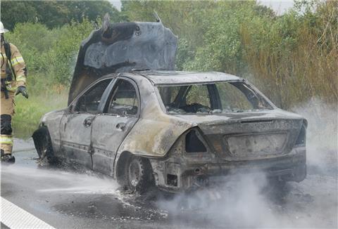 Während der Fahrt auf der Autobahn geriet am Sonntagmittag ein Fahrzeug in Brand. Die Feuerwehr musste kommen und das Feuer löschen.