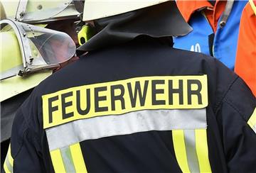Während der Fahrt fing das Fahrzeug Feuer und die Feuerwehr musste anrücken.