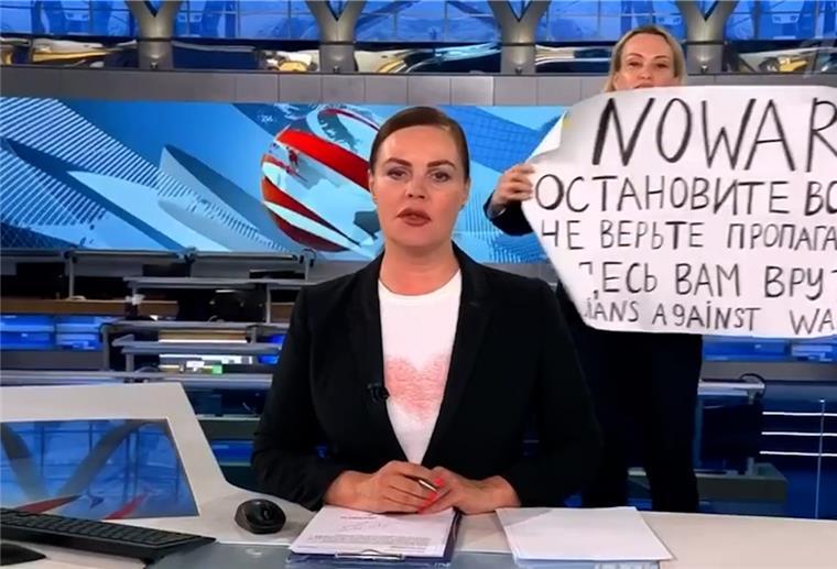Kriegsgegnerin unterbricht Nachrichten in Russlands Staats-TV Der Screenshot aus der abendlichen Hauptnachrichtensendung des russischen Staatsfernsehen zeigt die Protestaktion von Marina Ovsyannikova.