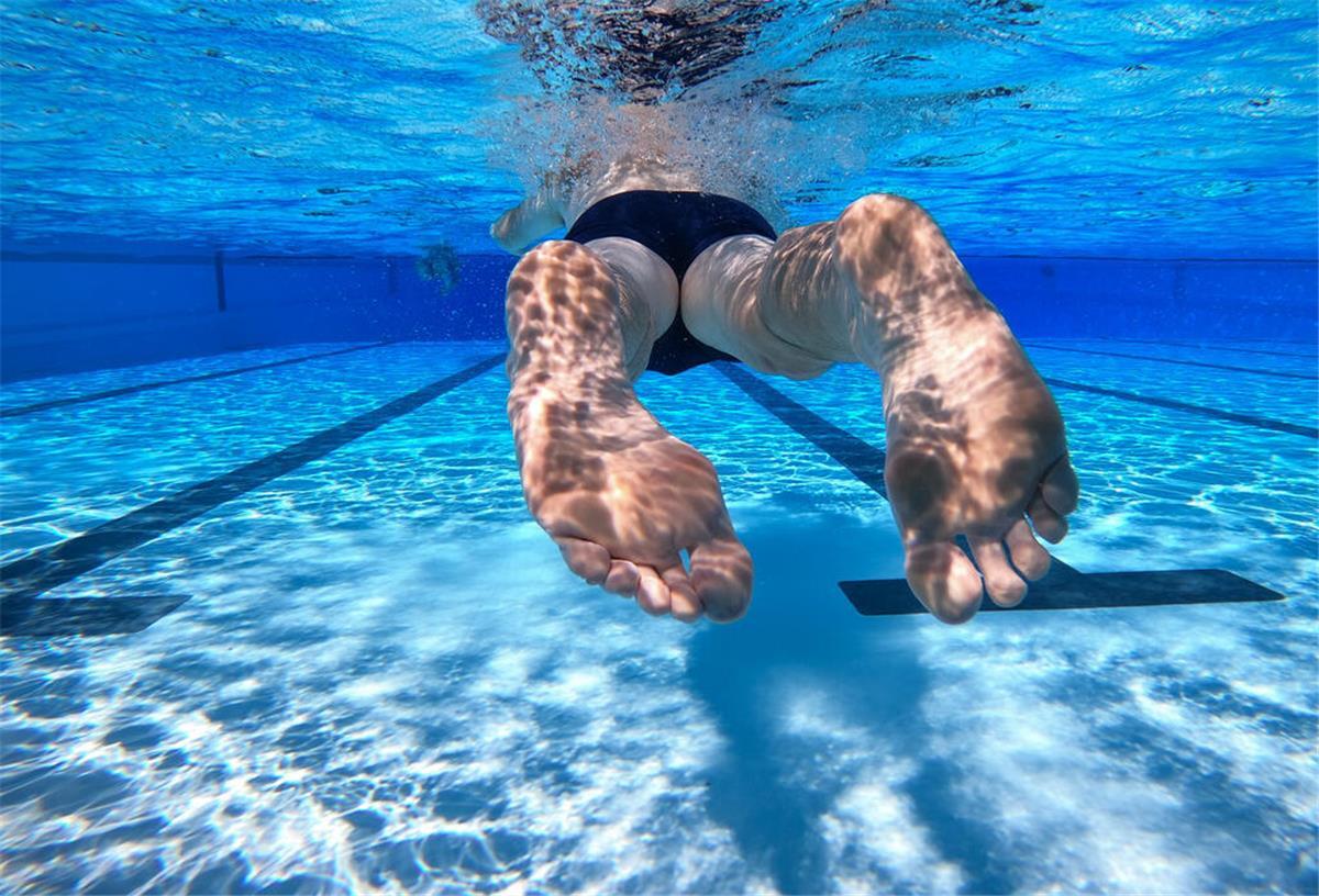 Ein Schwimmer schwimmt durch ein Becken