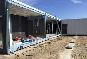 Während der Sommerferien 2021 stellt Seestadt-Immobilien auch einen weiteren großen Komplex an Mobil-Klassen auf dem Gelände Werftstraße, an der Geeste, auf.