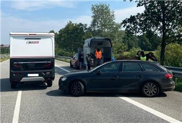Während der Verladung des Pferdes musste die Autobahn kurzzeitig gesperrt werden. Es kam zu Behinderungen.