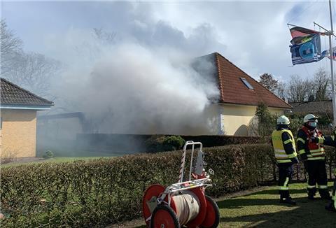 Während des Einsatzes in Heeslingen hatte die Feuerwehr nicht nur mit den Flammen, sondern auch mit starker Rauchentwicklung zu kämpfen.