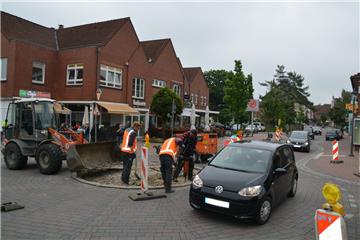 Während des Rückbaus des Kreisels wird der Verkehr durch eine Baustellenampel geregelt. In den kommenden Wochen müssen sich die Autofahrer dann auf eine Einbahnstraßenregelung einstellen.